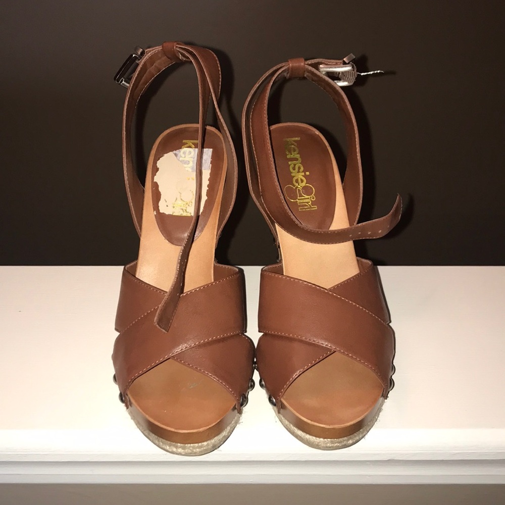 Cute camel retro 70s platform with studs